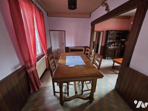 Maison mitoyenne à rénover à CRIEL SUR MER, proche des commerces.