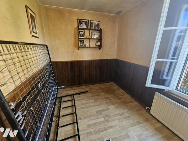 Maison mitoyenne à rénover à CRIEL SUR MER, proche des commerces.