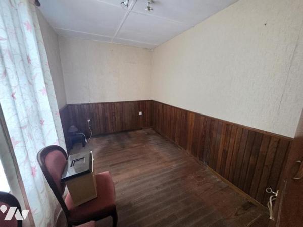 Maison mitoyenne à rénover à CRIEL SUR MER, proche des commerces.