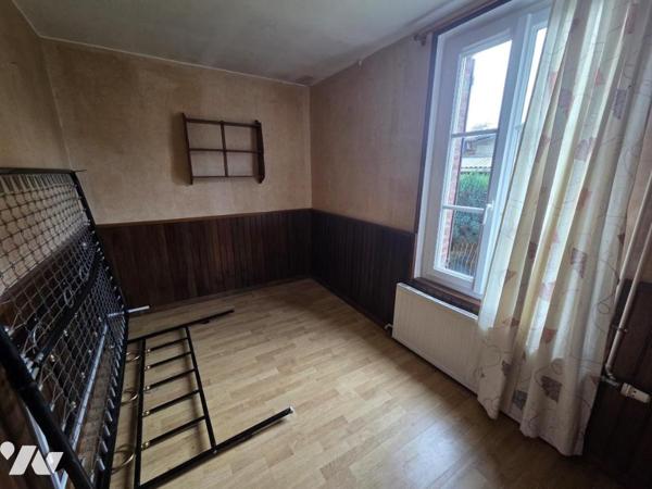 Maison mitoyenne à rénover à CRIEL SUR MER, proche des commerces.