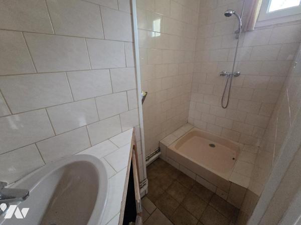 Maison mitoyenne à rénover à CRIEL SUR MER, proche des commerces.