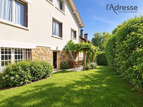 SURESNES MONT-VALÉRIEN - Meulière de 161m² Carrez 6 pièces avec parcelle de 227m²