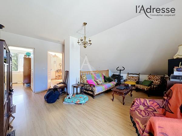 SURESNES MONT-VALÉRIEN - Meulière de 161m² Carrez 6 pièces avec parcelle de 227m²