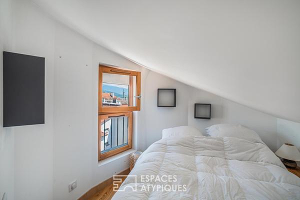 Appartement atypique en dernier étage dans le centre ville historique