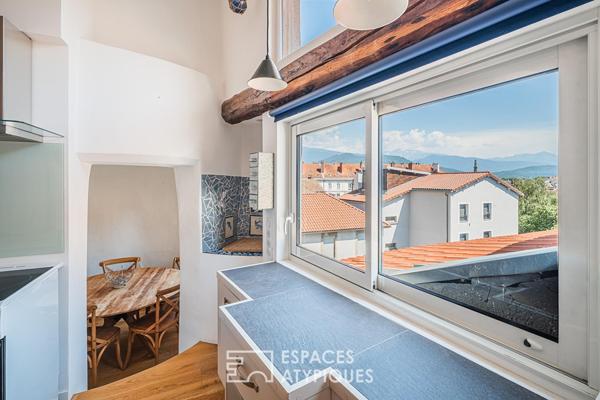 Appartement atypique en dernier étage dans le centre ville historique