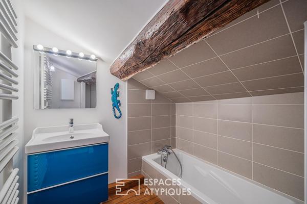 Appartement atypique en dernier étage dans le centre ville historique