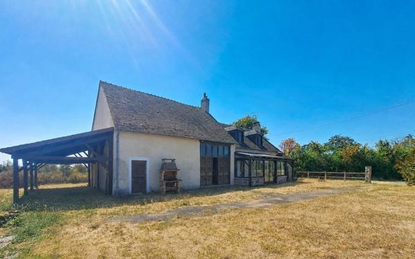 Vous recherchez le calme, la nature et un cadre de vie paisible ? Cette propriété au beau potentiel n'attend plus que vous !