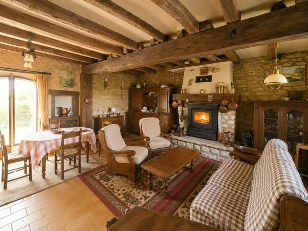 Vous recherchez le calme, la nature et un cadre de vie paisible ? Cette propriété au beau potentiel n'attend plus que vous !