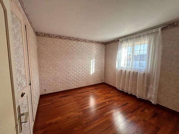 Maison familiale dans quartier résidentiel