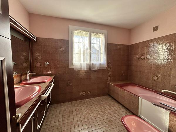 Maison familiale dans quartier résidentiel