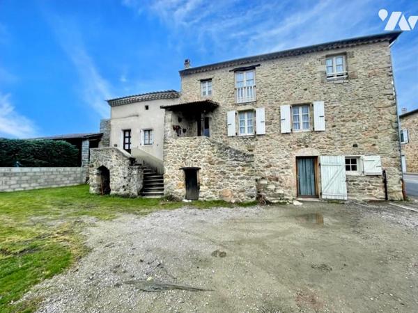 Ensemble immobilier en pierres
