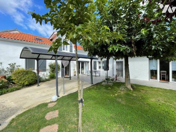 VILLECOMTAL/ARROS Maison rénovée sur 1198m², proche tous commerces à pied.