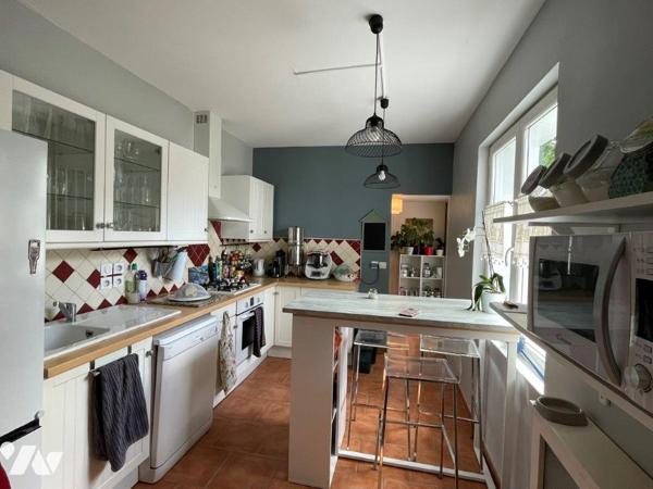 VILLECOMTAL/ARROS Maison rénovée sur 1198m², proche tous commerces à pied.