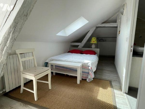 VILLECOMTAL/ARROS Maison rénovée sur 1198m², proche tous commerces à pied.