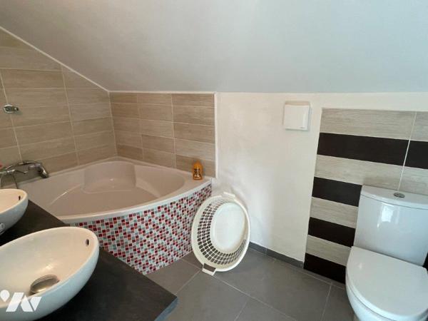 VILLECOMTAL/ARROS Maison rénovée sur 1198m², proche tous commerces à pied.