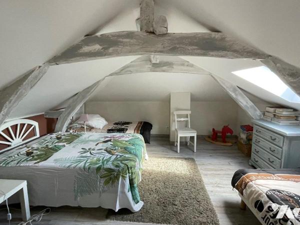 VILLECOMTAL/ARROS Maison rénovée sur 1198m², proche tous commerces à pied.