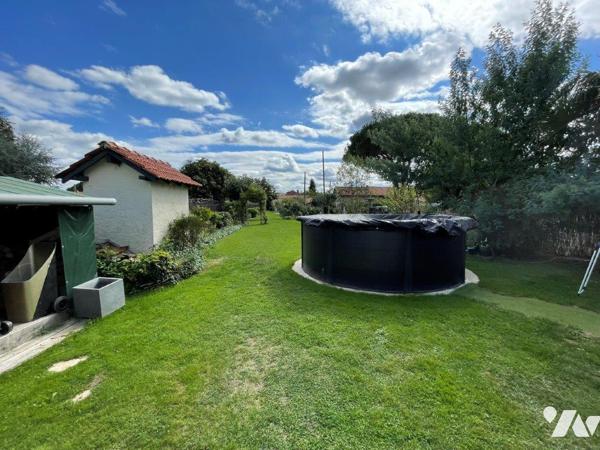 VILLECOMTAL/ARROS Maison rénovée sur 1198m², proche tous commerces à pied.