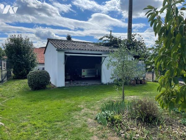 VILLECOMTAL/ARROS Maison rénovée sur 1198m², proche tous commerces à pied.