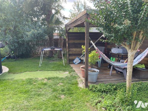 VILLECOMTAL/ARROS Maison rénovée sur 1198m², proche tous commerces à pied.