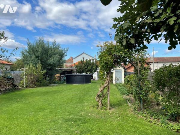 VILLECOMTAL/ARROS Maison rénovée sur 1198m², proche tous commerces à pied.