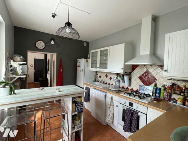 VILLECOMTAL/ARROS Maison rénovée sur 1198m², proche tous commerces à pied.