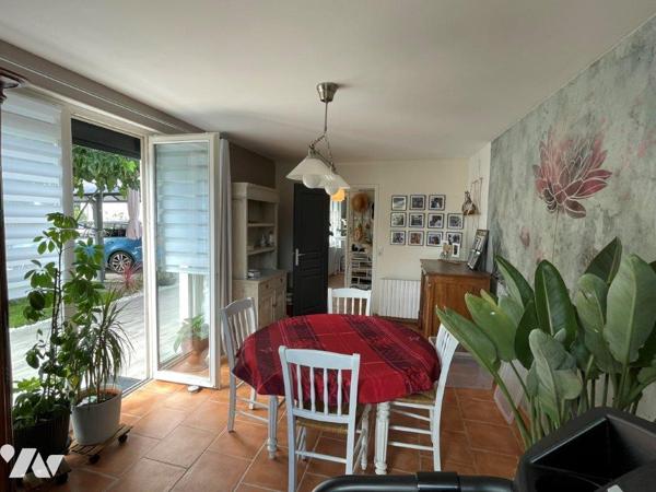 VILLECOMTAL/ARROS Maison rénovée sur 1198m², proche tous commerces à pied.