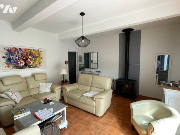 VILLECOMTAL/ARROS Maison rénovée sur 1198m², proche tous commerces à pied.