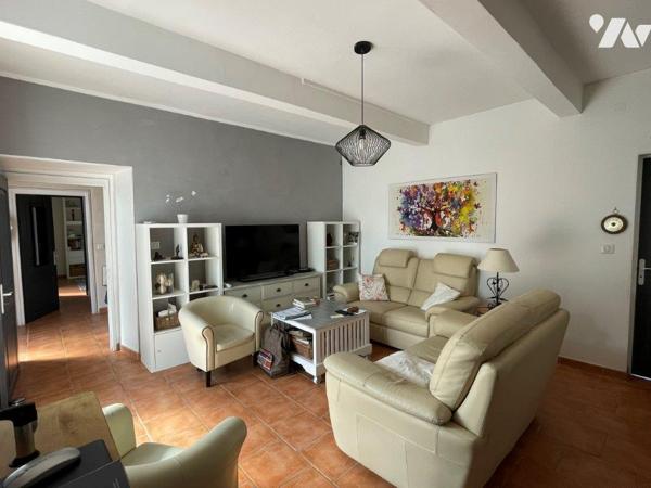 VILLECOMTAL/ARROS Maison rénovée sur 1198m², proche tous commerces à pied.