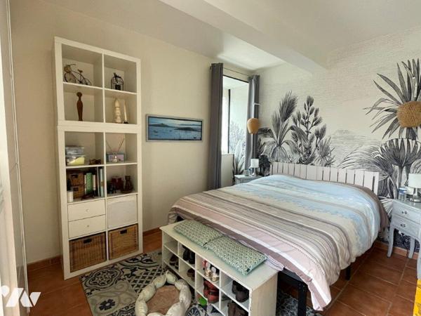 VILLECOMTAL/ARROS Maison rénovée sur 1198m², proche tous commerces à pied.