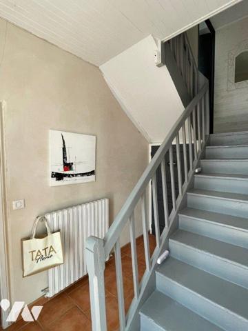 VILLECOMTAL/ARROS Maison rénovée sur 1198m², proche tous commerces à pied.