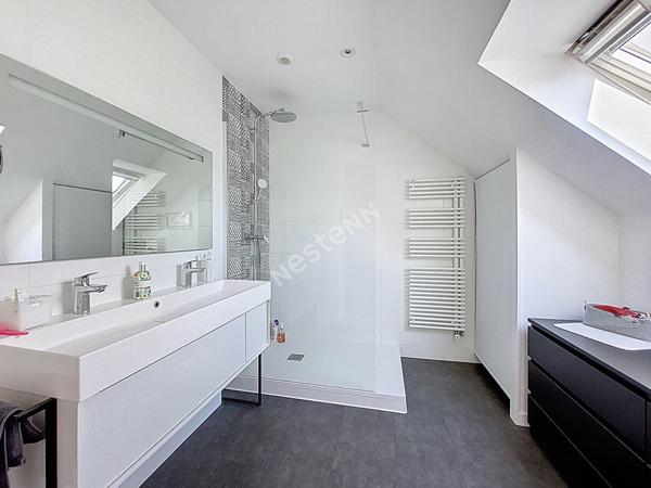 ORVAULT : En VENTE ! Maison familiale 4 chambres, 3 points d'eau, séjour exposé SO sur parcelle de près de 1000m²