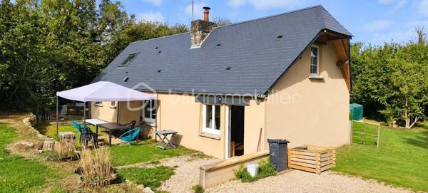 A La Ferrière-aux-Etangs, découvrez cette maison de 77 m2, située dans un environnement calme, sur une belle parcelle de 2266 m2 entièrement clôturée.

Un emplacement pratique pour vos déplacements : gare de Briouze à seulement 15 minutes et gare de Flers à 17 minutes.

La maison se compose au rez-de-chaussée, d'un séjour/salon avec insert, une cuisine aménagée, de deux chambres, d'une salle de bains avec douche et un WC.

A l'étage, deux pièces en enfilade pouvant être aménagées selon vos besoins. un WC et grenier.

A l'extérieur, vous profiterez d'un agréable jardin entièrement clos, un poulailler et un puits. Une dépendance actuellement utilisée comme garage à moto complète ce bien.

Côté confort, la maison bénéficie de fenêtres en PVC double vitrage à isolation renforcée, d'une très bonne isolation des murs et une bonne isolation de la toiture.

Fosse septique non conforme

Une maison à découvrir pour ceux qui recherchent le calme, un grand terrain clos et un cadre de vie agréable, tout en restant à proximité des gares de Briouze et Flers