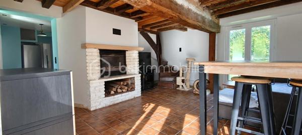 A La Ferrière-aux-Etangs, découvrez cette maison de 77 m2, située dans un environnement calme, sur une belle parcelle de 2266 m2 entièrement clôturée.

Un emplacement pratique pour vos déplacements : gare de Briouze à seulement 15 minutes et gare de Flers à 17 minutes.

La maison se compose au rez-de-chaussée, d'un séjour/salon avec insert, une cuisine aménagée, de deux chambres, d'une salle de bains avec douche et un WC.

A l'étage, deux pièces en enfilade pouvant être aménagées selon vos besoins. un WC et grenier.

A l'extérieur, vous profiterez d'un agréable jardin entièrement clos, un poulailler et un puits. Une dépendance actuellement utilisée comme garage à moto complète ce bien.

Côté confort, la maison bénéficie de fenêtres en PVC double vitrage à isolation renforcée, d'une très bonne isolation des murs et une bonne isolation de la toiture.

Fosse septique non conforme

Une maison à découvrir pour ceux qui recherchent le calme, un grand terrain clos et un cadre de vie agréable, tout en restant à proximité des gares de Briouze et Flers