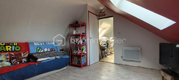 A La Ferrière-aux-Etangs, découvrez cette maison de 77 m2, située dans un environnement calme, sur une belle parcelle de 2266 m2 entièrement clôturée.

Un emplacement pratique pour vos déplacements : gare de Briouze à seulement 15 minutes et gare de Flers à 17 minutes.

La maison se compose au rez-de-chaussée, d'un séjour/salon avec insert, une cuisine aménagée, de deux chambres, d'une salle de bains avec douche et un WC.

A l'étage, deux pièces en enfilade pouvant être aménagées selon vos besoins. un WC et grenier.

A l'extérieur, vous profiterez d'un agréable jardin entièrement clos, un poulailler et un puits. Une dépendance actuellement utilisée comme garage à moto complète ce bien.

Côté confort, la maison bénéficie de fenêtres en PVC double vitrage à isolation renforcée, d'une très bonne isolation des murs et une bonne isolation de la toiture.

Fosse septique non conforme

Une maison à découvrir pour ceux qui recherchent le calme, un grand terrain clos et un cadre de vie agréable, tout en restant à proximité des gares de Briouze et Flers