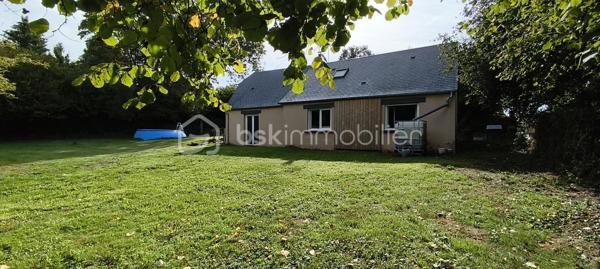 A La Ferrière-aux-Etangs, découvrez cette maison de 77 m2, située dans un environnement calme, sur une belle parcelle de 2266 m2 entièrement clôturée.

Un emplacement pratique pour vos déplacements : gare de Briouze à seulement 15 minutes et gare de Flers à 17 minutes.

La maison se compose au rez-de-chaussée, d'un séjour/salon avec insert, une cuisine aménagée, de deux chambres, d'une salle de bains avec douche et un WC.

A l'étage, deux pièces en enfilade pouvant être aménagées selon vos besoins. un WC et grenier.

A l'extérieur, vous profiterez d'un agréable jardin entièrement clos, un poulailler et un puits. Une dépendance actuellement utilisée comme garage à moto complète ce bien.

Côté confort, la maison bénéficie de fenêtres en PVC double vitrage à isolation renforcée, d'une très bonne isolation des murs et une bonne isolation de la toiture.

Fosse septique non conforme

Une maison à découvrir pour ceux qui recherchent le calme, un grand terrain clos et un cadre de vie agréable, tout en restant à proximité des gares de Briouze et Flers