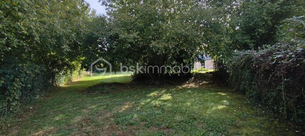 A La Ferrière-aux-Etangs, découvrez cette maison de 77 m2, située dans un environnement calme, sur une belle parcelle de 2266 m2 entièrement clôturée.

Un emplacement pratique pour vos déplacements : gare de Briouze à seulement 15 minutes et gare de Flers à 17 minutes.

La maison se compose au rez-de-chaussée, d'un séjour/salon avec insert, une cuisine aménagée, de deux chambres, d'une salle de bains avec douche et un WC.

A l'étage, deux pièces en enfilade pouvant être aménagées selon vos besoins. un WC et grenier.

A l'extérieur, vous profiterez d'un agréable jardin entièrement clos, un poulailler et un puits. Une dépendance actuellement utilisée comme garage à moto complète ce bien.

Côté confort, la maison bénéficie de fenêtres en PVC double vitrage à isolation renforcée, d'une très bonne isolation des murs et une bonne isolation de la toiture.

Fosse septique non conforme

Une maison à découvrir pour ceux qui recherchent le calme, un grand terrain clos et un cadre de vie agréable, tout en restant à proximité des gares de Briouze et Flers