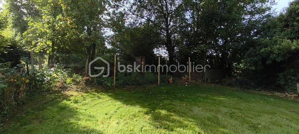 A La Ferrière-aux-Etangs, découvrez cette maison de 77 m2, située dans un environnement calme, sur une belle parcelle de 2266 m2 entièrement clôturée.

Un emplacement pratique pour vos déplacements : gare de Briouze à seulement 15 minutes et gare de Flers à 17 minutes.

La maison se compose au rez-de-chaussée, d'un séjour/salon avec insert, une cuisine aménagée, de deux chambres, d'une salle de bains avec douche et un WC.

A l'étage, deux pièces en enfilade pouvant être aménagées selon vos besoins. un WC et grenier.

A l'extérieur, vous profiterez d'un agréable jardin entièrement clos, un poulailler et un puits. Une dépendance actuellement utilisée comme garage à moto complète ce bien.

Côté confort, la maison bénéficie de fenêtres en PVC double vitrage à isolation renforcée, d'une très bonne isolation des murs et une bonne isolation de la toiture.

Fosse septique non conforme

Une maison à découvrir pour ceux qui recherchent le calme, un grand terrain clos et un cadre de vie agréable, tout en restant à proximité des gares de Briouze et Flers