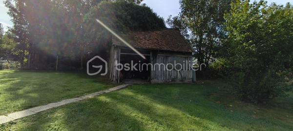 A La Ferrière-aux-Etangs, découvrez cette maison de 77 m2, située dans un environnement calme, sur une belle parcelle de 2266 m2 entièrement clôturée.

Un emplacement pratique pour vos déplacements : gare de Briouze à seulement 15 minutes et gare de Flers à 17 minutes.

La maison se compose au rez-de-chaussée, d'un séjour/salon avec insert, une cuisine aménagée, de deux chambres, d'une salle de bains avec douche et un WC.

A l'étage, deux pièces en enfilade pouvant être aménagées selon vos besoins. un WC et grenier.

A l'extérieur, vous profiterez d'un agréable jardin entièrement clos, un poulailler et un puits. Une dépendance actuellement utilisée comme garage à moto complète ce bien.

Côté confort, la maison bénéficie de fenêtres en PVC double vitrage à isolation renforcée, d'une très bonne isolation des murs et une bonne isolation de la toiture.

Fosse septique non conforme

Une maison à découvrir pour ceux qui recherchent le calme, un grand terrain clos et un cadre de vie agréable, tout en restant à proximité des gares de Briouze et Flers