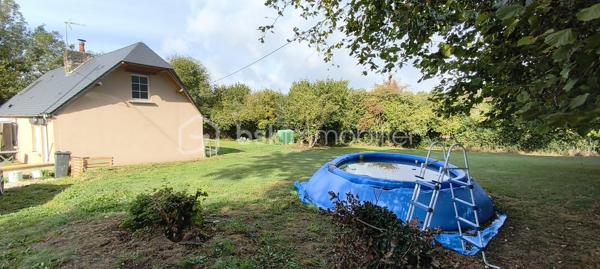 A La Ferrière-aux-Etangs, découvrez cette maison de 77 m2, située dans un environnement calme, sur une belle parcelle de 2266 m2 entièrement clôturée.

Un emplacement pratique pour vos déplacements : gare de Briouze à seulement 15 minutes et gare de Flers à 17 minutes.

La maison se compose au rez-de-chaussée, d'un séjour/salon avec insert, une cuisine aménagée, de deux chambres, d'une salle de bains avec douche et un WC.

A l'étage, deux pièces en enfilade pouvant être aménagées selon vos besoins. un WC et grenier.

A l'extérieur, vous profiterez d'un agréable jardin entièrement clos, un poulailler et un puits. Une dépendance actuellement utilisée comme garage à moto complète ce bien.

Côté confort, la maison bénéficie de fenêtres en PVC double vitrage à isolation renforcée, d'une très bonne isolation des murs et une bonne isolation de la toiture.

Fosse septique non conforme

Une maison à découvrir pour ceux qui recherchent le calme, un grand terrain clos et un cadre de vie agréable, tout en restant à proximité des gares de Briouze et Flers