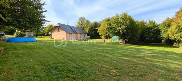 A La Ferrière-aux-Etangs, découvrez cette maison de 77 m2, située dans un environnement calme, sur une belle parcelle de 2266 m2 entièrement clôturée.

Un emplacement pratique pour vos déplacements : gare de Briouze à seulement 15 minutes et gare de Flers à 17 minutes.

La maison se compose au rez-de-chaussée, d'un séjour/salon avec insert, une cuisine aménagée, de deux chambres, d'une salle de bains avec douche et un WC.

A l'étage, deux pièces en enfilade pouvant être aménagées selon vos besoins. un WC et grenier.

A l'extérieur, vous profiterez d'un agréable jardin entièrement clos, un poulailler et un puits. Une dépendance actuellement utilisée comme garage à moto complète ce bien.

Côté confort, la maison bénéficie de fenêtres en PVC double vitrage à isolation renforcée, d'une très bonne isolation des murs et une bonne isolation de la toiture.

Fosse septique non conforme

Une maison à découvrir pour ceux qui recherchent le calme, un grand terrain clos et un cadre de vie agréable, tout en restant à proximité des gares de Briouze et Flers