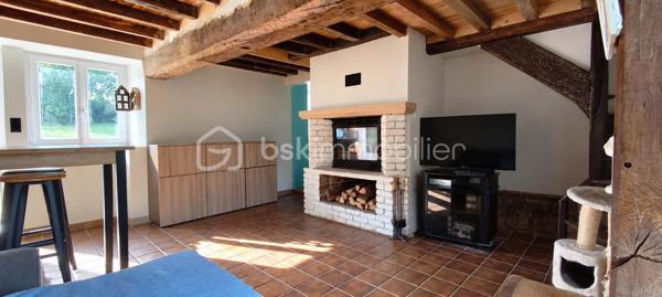 A La Ferrière-aux-Etangs, découvrez cette maison de 77 m2, située dans un environnement calme, sur une belle parcelle de 2266 m2 entièrement clôturée.

Un emplacement pratique pour vos déplacements : gare de Briouze à seulement 15 minutes et gare de Flers à 17 minutes.

La maison se compose au rez-de-chaussée, d'un séjour/salon avec insert, une cuisine aménagée, de deux chambres, d'une salle de bains avec douche et un WC.

A l'étage, deux pièces en enfilade pouvant être aménagées selon vos besoins. un WC et grenier.

A l'extérieur, vous profiterez d'un agréable jardin entièrement clos, un poulailler et un puits. Une dépendance actuellement utilisée comme garage à moto complète ce bien.

Côté confort, la maison bénéficie de fenêtres en PVC double vitrage à isolation renforcée, d'une très bonne isolation des murs et une bonne isolation de la toiture.

Fosse septique non conforme

Une maison à découvrir pour ceux qui recherchent le calme, un grand terrain clos et un cadre de vie agréable, tout en restant à proximité des gares de Briouze et Flers