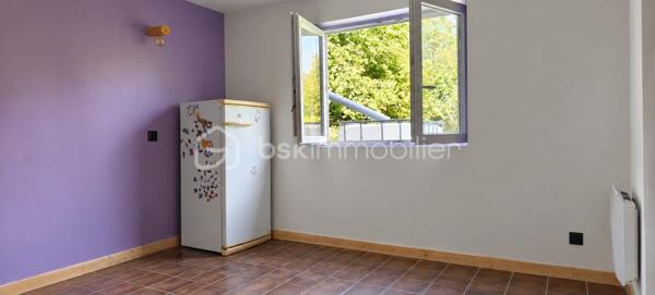 A La Ferrière-aux-Etangs, découvrez cette maison de 77 m2, située dans un environnement calme, sur une belle parcelle de 2266 m2 entièrement clôturée.

Un emplacement pratique pour vos déplacements : gare de Briouze à seulement 15 minutes et gare de Flers à 17 minutes.

La maison se compose au rez-de-chaussée, d'un séjour/salon avec insert, une cuisine aménagée, de deux chambres, d'une salle de bains avec douche et un WC.

A l'étage, deux pièces en enfilade pouvant être aménagées selon vos besoins. un WC et grenier.

A l'extérieur, vous profiterez d'un agréable jardin entièrement clos, un poulailler et un puits. Une dépendance actuellement utilisée comme garage à moto complète ce bien.

Côté confort, la maison bénéficie de fenêtres en PVC double vitrage à isolation renforcée, d'une très bonne isolation des murs et une bonne isolation de la toiture.

Fosse septique non conforme

Une maison à découvrir pour ceux qui recherchent le calme, un grand terrain clos et un cadre de vie agréable, tout en restant à proximité des gares de Briouze et Flers