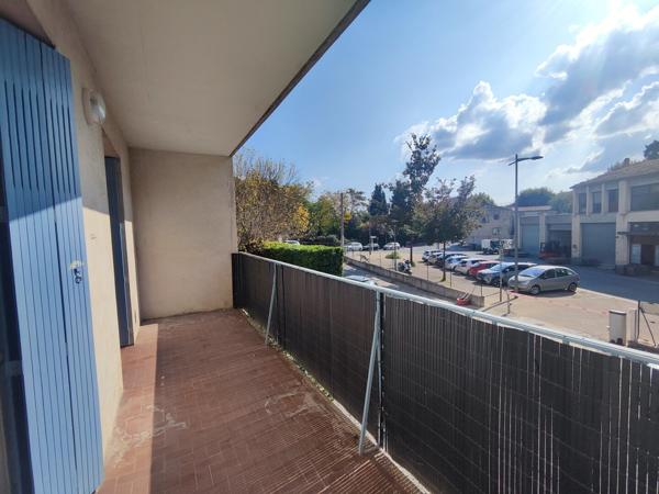 Manosque, Appartement T3 rénové, grand balcon, cave et stationnements