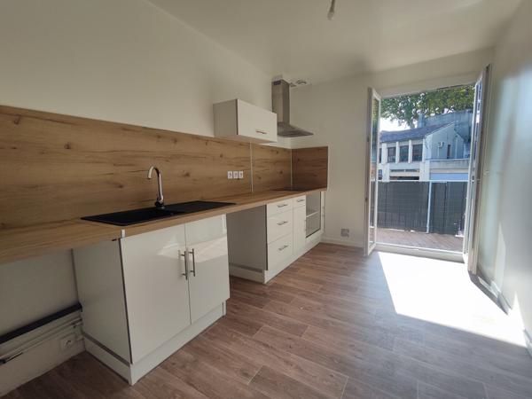 Manosque, Appartement T3 rénové, grand balcon, cave et stationnements