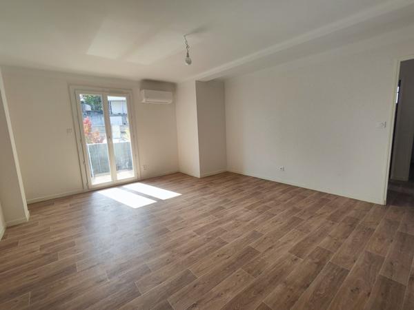 Manosque, Appartement T3 rénové, grand balcon, cave et stationnements