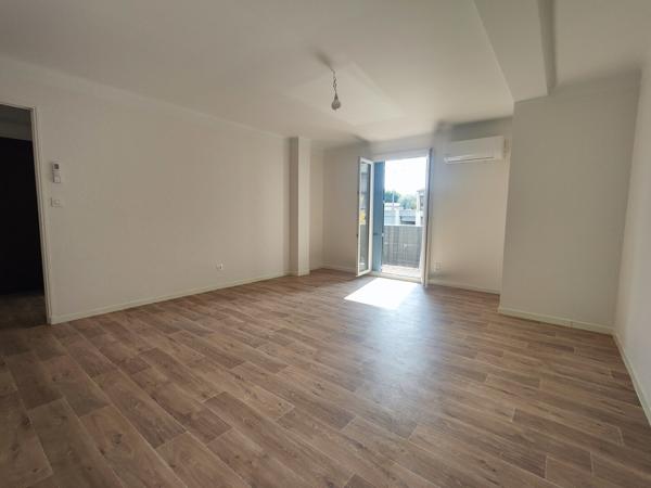 Manosque, Appartement T3 rénové, grand balcon, cave et stationnements