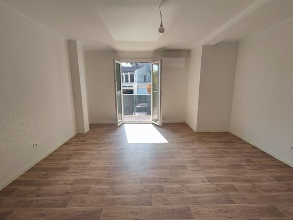 Manosque, Appartement T3 rénové, grand balcon, cave et stationnements