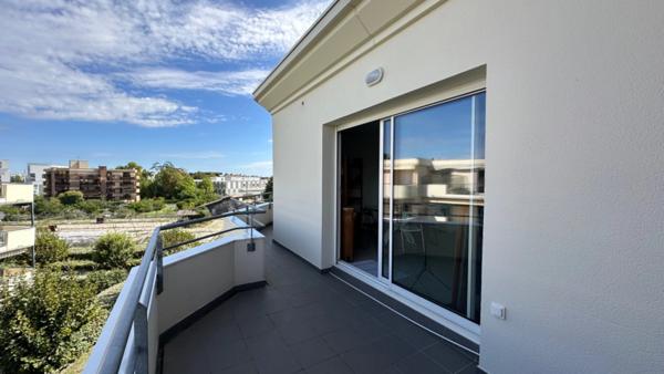 Le Bouscat – Lumineux T2 avec grande terrasse et vue dégagée en dernier étage