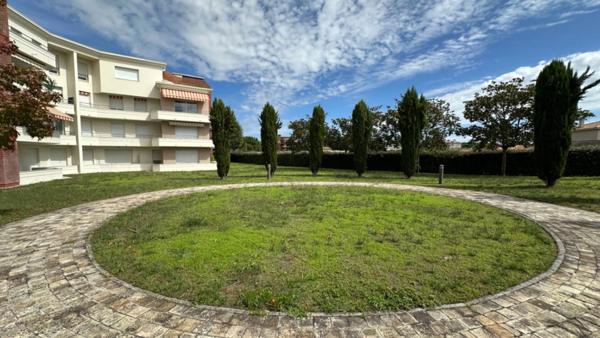 Le Bouscat – Lumineux T2 avec grande terrasse et vue dégagée en dernier étage