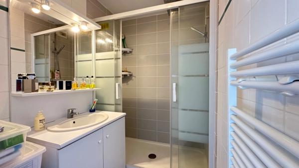 Le Bouscat – Lumineux T2 avec grande terrasse et vue dégagée en dernier étage